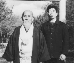Saito Morihiro sensei avec le Fondateur Morihei Ueshiba à Iwama