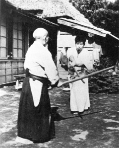 Morihei Ueshiba et Morihiro Saito pratiquant l'aikiken à Iwama